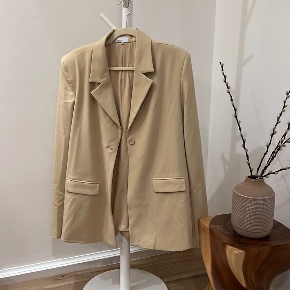 Danielle Bernstein Oversized beige blazer